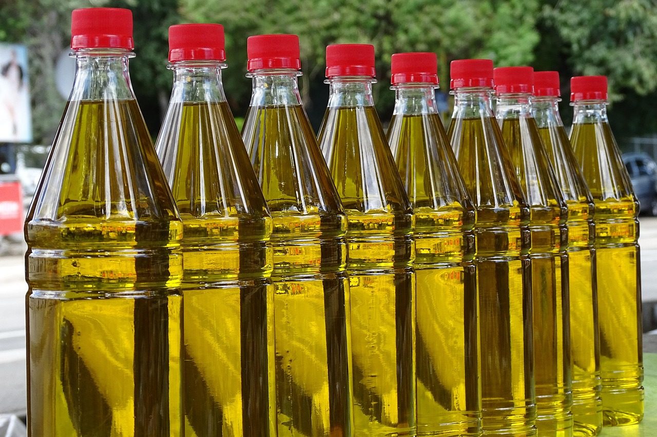 Φρέσκα λαχανικά και υγιεινές τροφές σε φυσικό φόντο